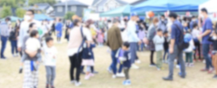 会場を歩く家族連れ